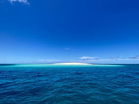 Eau bleu turquoise et horizon marin